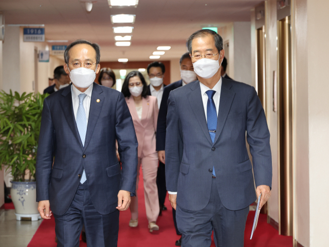 한덕수 국무총리가 30일 오전 정부서울청사에서 열린 임시 국무회의에 참석하고 있다. 왼쪽은 추경호 경제부총리 겸 기획재정부 장관. 연합뉴스
