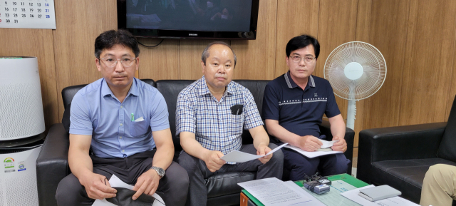 납재활용제련공장 허가 관련, 사업주인 변승호(가운데) ㈜바이원 대표가 기자회견을 하고 있다. 마경대 기자