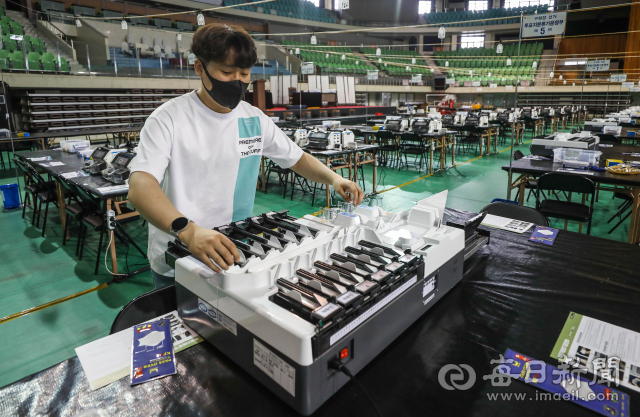 제8회 전국동시지방선거를 이틀 앞둔 30일 오후 대구체육관에 설치된 개표소에서 선관위 직원이 투표지 분류기를 점검하고 있다. 우태욱 기자 woo@imaeil.com