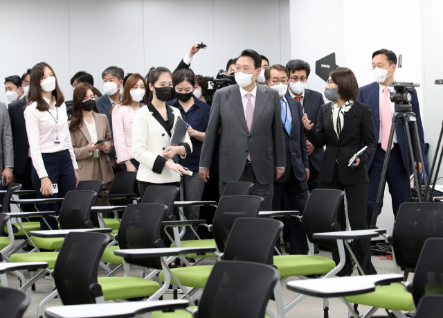 윤석열 대통령이 지난 13일 서울 용산 대통령실 청사 내 브리핑 공간인 오픈라운지를 둘러보고 있다. 연합뉴스