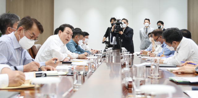 윤석열 대통령이 30일 오전 서울 용산 대통령실 청사에서 열린 수석비서관회의에서 발언하고 있다. 연합뉴스