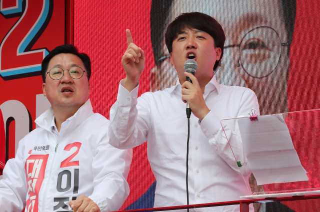 국민의힘 이준석 대표가 30일 오전 대전시 서구 둔산동에서 열린 이장우 대전시장 후보 지원 유세에서 지지를 호소하고 있다. 연합뉴스