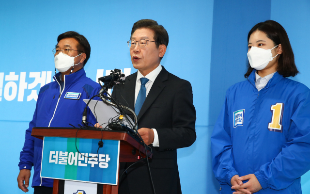 더불어민주당 이재명 인천계양을 국회의원 후보 겸 총괄선대위원장과 윤호중·박지현 공동상임선대위원장이 30일 인천 계양구 이재명 후보 캠프 사무실에서 합동 기자회견을 하고 있다. 연합뉴스