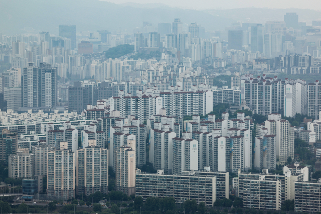 지난달 전국에서 이뤄진 임대차 거래 중 월세 비중이 전세 거래량을 처음으로 넘어선 것으로 나타났다. 사진은 이날 오전 서울 영등포구 63스퀘어에서 바라본 서울 시내의 아파트. 연합뉴스