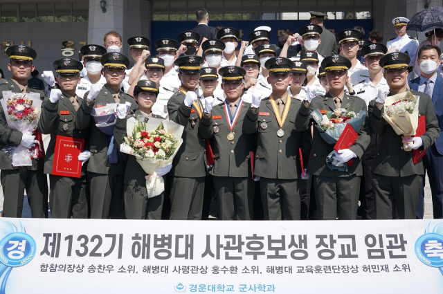 경운대 군사학과 8기 졸업생들이 해군사관학교에서 열린 해병대 132기 사관후보생 장교 임관식에서 소위 임관 후 기념촬영하고 있다. 경운대 제공