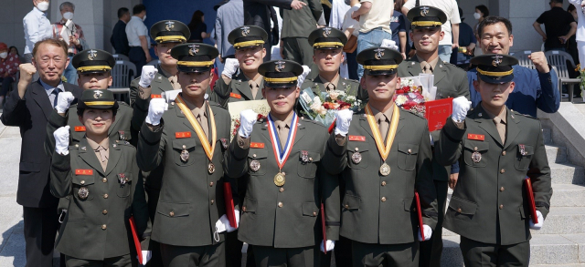 경운대 군사학과 8기 졸업생들이 해군사관학교에서 열린 해병대 132기 사관후보생 장교 임관식에서 소위 임관 후 기념촬영하고 있다. 경운대 제공