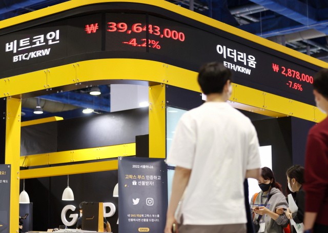 국내 가상화폐 시장에서 비트코인 가격이 4천만원대 회복을 눈앞에 두고 있다. 비트코인 가격은 지난 11일 오후 10시쯤 4천만원 아래인 3천970만원으로 내려갔다. 비트코인이 4천만 원 아래로 내려간 것은 지난해 7월 26일 이후 9개월여 만에 처음이다. 사진은 지난 12일 서울 강남구 코엑스에서 열린 서울머니쇼 가상화폐 거래소 부스에 표시된 가상화폐 시세. 연합뉴스