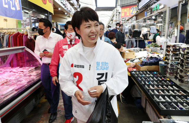 국민의힘 김은혜 경기도지사 후보가 30일 경기 구리시 수택동 구리전통시장 입구에서 유세하기 전 시장을 돌며 상인들에게 인사하고 있다. 연합뉴스