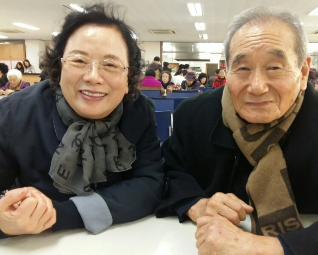 이원하 씨 부모님의 단란한 한 때. 왼쪽이 어머니 고 심용절 씨, 오른쪽이 아버지 고 이용수 씨. 가족 제공.