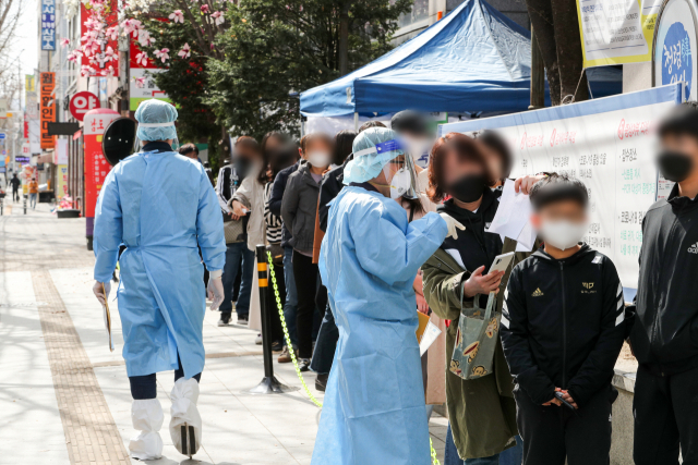 지난 3월 대구 북구보건소 선별검사소를 찾은 시민들이 검사를 받기 위해 줄을 서고 있다. 매일신문 DB