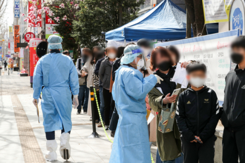 지난 3월 대구 북구보건소 선별검사소를 찾은 시민들이 검사를 받기 위해 줄을 서고 있다. 매일신문 DB