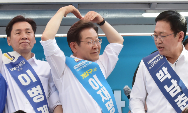 더불어민주당 이재명 총괄선대위원장이 31일 인천시 남동구 모래내 시장을 방문해 인천발전 기자회견을 한 뒤 시민들에게 하트를 그려보이고 있다. 연합뉴스