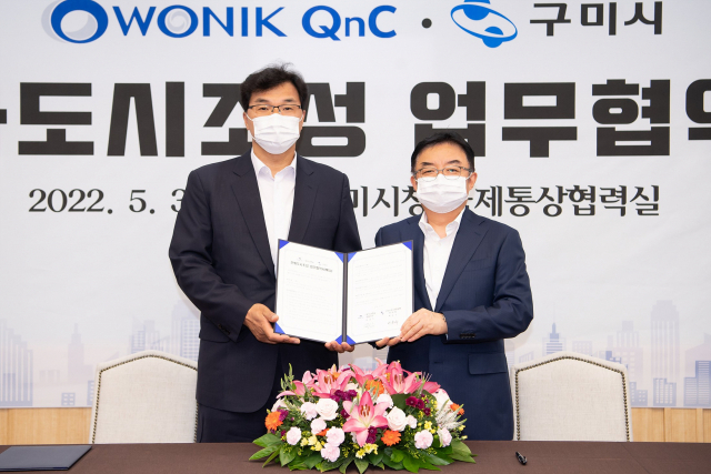 백홍주(오른쪽) ㈜원익큐엔씨 대표이사, 배용수 구미시장 권한대행이 