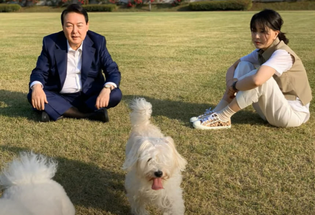 윤석열 대통령과 김건희 여사가 서울 용산 대통령실 앞 잔디 광장에서 반려견들과 시간을 보내는 모습이 SNS를 통해 29일 공개됐다. 연합뉴스