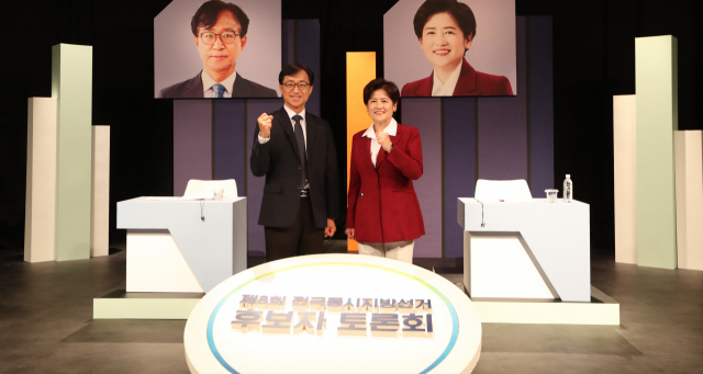 엄창옥(왼쪽)·강은희 대구시교육감 후보가 23일 TBC대구방송에서 열린 대구시선거방송토론위원회 주관 제8회 전국동시지방선거 대구시교육감 후보자 토론회 시작 전 각오를 다지고 있다. 연합뉴스