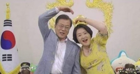 2020년 어린이날 청와대 집무실에서 영상을 촬영한 김정숙 여사 모습. 강신업 변호사 페이스북 갈무리. 강신업 변호사 페이스북 갈무리