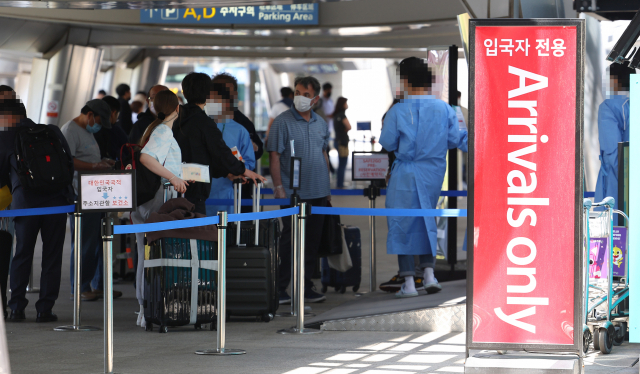 26일 인천국제공항 제1터미널 입국자 PCR 검사 센터 앞에 입국자들이 검사를 기다리고 있다. 연합뉴스