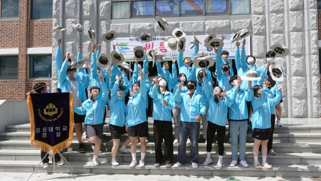 경북 구미에서 열린 제51회 전국소년체전에서 자원봉사를 한 경운대 경찰행정학과 학생들이 기념촬영하고 있다. 경운대 제공