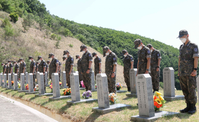 영진전문대 7기 공군 부사관학군단 후보생이 31일 국립 영천호국원을 찾아, 참배와 환경정화 활동을 벌였다. 영진전문대 제공