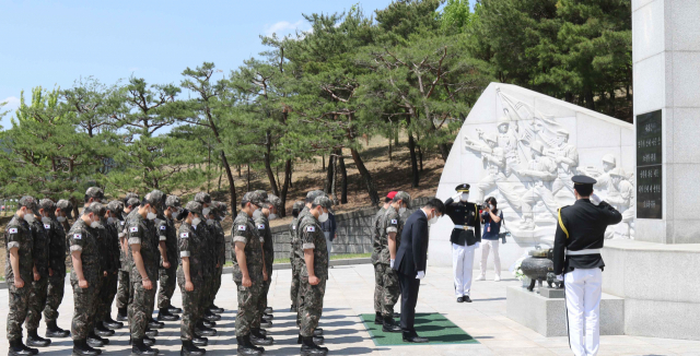 영진전문대 7기 공군 부사관학군단 후보생이 31일 국립 영천호국원을 찾아, 참배와 환경정화 활동을 벌였다. 영진전문대 제공