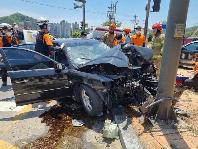 1일 낮 12시 30분쯤 경북 안동시 안동대교 북단 삼거리에서 자동차 사고가 발생해 출동한 구조구급대원들이 환자를 구조하고 있다. 안동소방서 제공