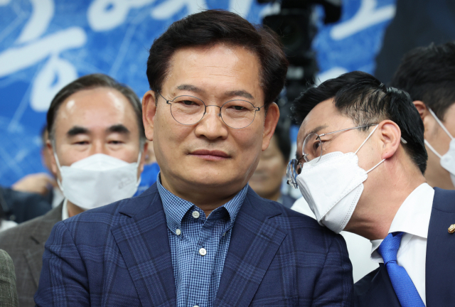 더불어민주당 송영길 서울시장 후보가 1일 서울 중구 무교동 캠프사무실에서 지상파 방송 3사 출구조사 결과를 지켜보며 박성준 의원과 대화하고 있다. 송 후보는 출구조사 결과 40.2%로 국민의힘 오세훈 후보 58.7%에 뒤지는 걸로 예측됐다. 연합뉴스