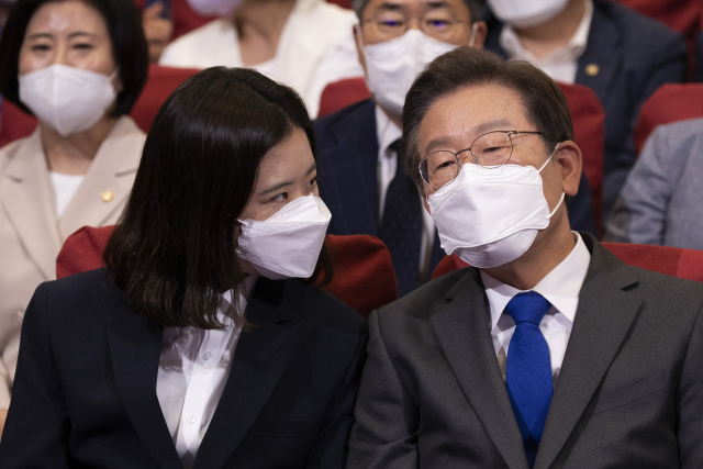 지난해 6월 지방선거 당시 더불어민주당 박지현 공동상임선대위원장과 이재명 총괄선거대책위원장. 자료사진. 연합뉴스