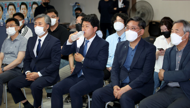 더불어민주당 서재헌 대구시장 후보가 1일 오후 대구 서구 자신의 선거사무소에서 출구조사와 개표방송을 보며 물을 마시고 있다. 김영진 기자 kyjmaeil@imaeil.com
