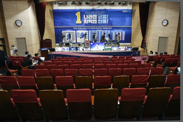 6.1 지방선거 더불어민주당 개표상황실이 마련된 서울 여의도 국회 의원회관 대회의실이 1일 오후 당 지도부와 관계자들이 개표방송 시청 후 자리를 비워 한산한 모습을 보이고 있다. 연합뉴스