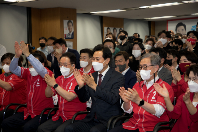 국민의힘 오세훈 서울시장 후보와 당 지도부가 1일 저녁 서울 중구 한국프레스센터에 마련된 선거사무소에서 
