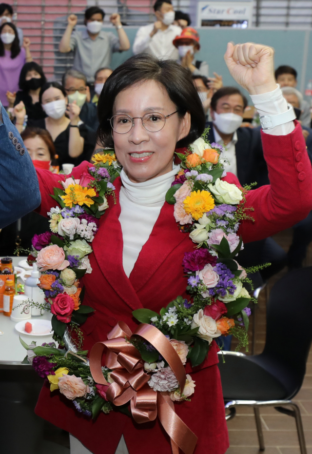 이인선 국민의힘 수성을 국회의원 당선인이 1일 오후 대구 수성구 선거사무소에서 꽃목걸이를 목에 걸고 기뻐하고 있다. 김영진 기자 kyjmaeil@imaeil.com