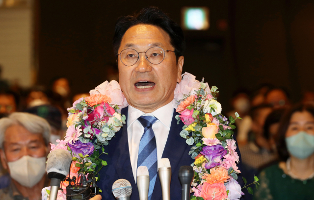 더불어민주당 강기정 광주시장 후보가 1일 서구 치평동 선거사무소에서 당선이 유력시되자 꽃다발을 받은 뒤 소감을 말하고 있다. 연합뉴스