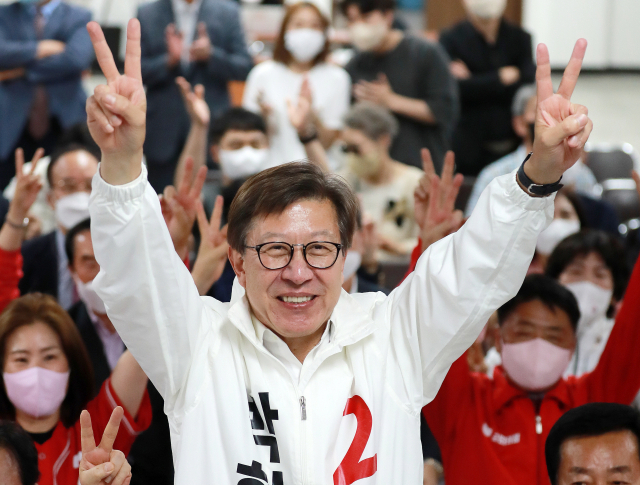국민의힘 박형준 부산시장 후보가 1일 오후 부산 수영구 부산시당에서 출구조사가 발표되자 환호하고 있다. 연합뉴스