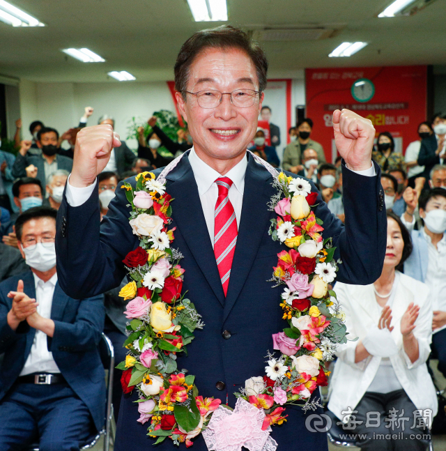 1일 밤 제8회 전국동시지방선거에서 임종식 경북도교육감 후보가 당선이 확실시 되자 포항 선거사무소에서 꽃목걸이를 목에 건 채 기뻐하고 있다. 우태욱 기자 woo@imaeil.com