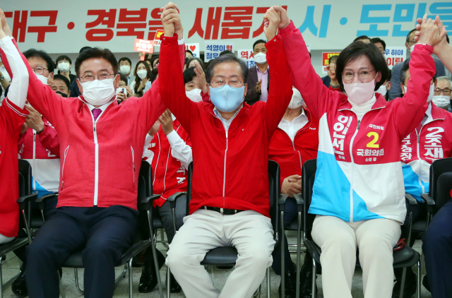 1일 오후 국민의힘 대구시당·경북도당에서 8회 전국동시지방선거에 출마한 후보들이 방송사 출구조사를 보며 기뻐하고 있다. 왼쪽부터 이철우 경북지사 후보, 홍준표 대구시장 후보, 이인선 수성을 보궐 후보. 연합뉴스