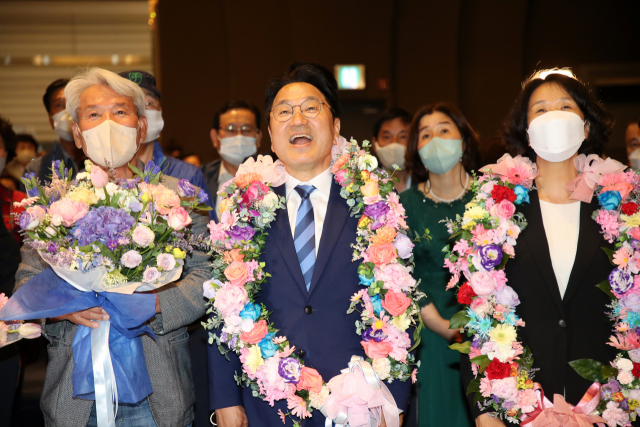 더불어민주당 강기정 광주시장 후보가 1일 서구 치평동 선거사무소에서 당선이 유력시되자 꽃다발을 받고 기뻐하고 있다. 연합뉴스