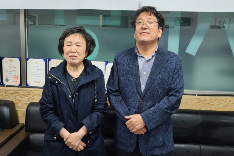 박홍열 경북도의원 후보와 배우자 김이남씨가 당선 확정 소식을 듣고 인사하고 있다. 선거사무소 관계자들은 시종일관 박빙의 승부로 인해 미쳐 꽃다발조차 준비하지 못하는 상황이었다. 엄재진 기자