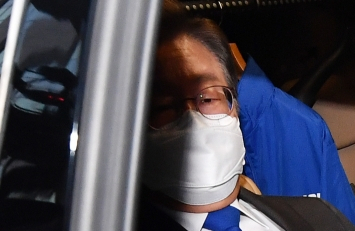 더불어민주당 이재명 인천 계양을 국회의원 후보 겸 총괄선대위원장이 1일 서울 여의도 국회 의원회관 대회의실에 마련된 제8회 전국동시지방선거 개표상황실에서 방송 3사 출구조사 결과를 지켜본 후 차량에 탑승하고 있다. 연합뉴스