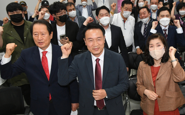 임태희 경기도 교육감 후보가 1일 오후 경기도 수원시 선거사무소에서 개표방송을 보며 파이팅을 외치고 있다. 경기사진공동취재단