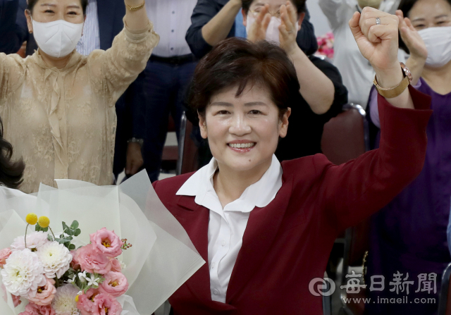 강은희 대구시교육감 당선인이 1일 오후 중구 선거사무소에서 꽃다발을 들고 환호하고 있다. 김영진 기자 kyjmaeil@imaeil.com