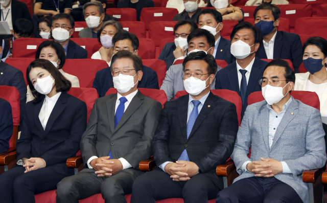 더불어민주당 이재명 총괄선대위원장, 윤호중·박지현 공동비상대책위원장, 박홍근 원내대표와 의원들이 1일 서울 여의도 국회의원회관에 마련된 민주당 개표상황실에서 전국지방선거와 보궐선거 출구조사 결과발표 방송을 지켜보고 있다. 연합뉴스