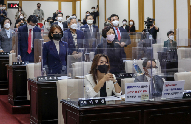 대구시의회에서 6월 1일 지방선거에 적용되는 기초의원 선거구 조례안에 대한 의결이 진행된 가운데 의원들이 기립 표결을 하고 있다. 재석의원 27명 중 찬성 21명, 반대 4명, 기권 2명으로 4인 선거구 6곳을 2인 선거구로 쪼개는 수정안이 통과됐다. 매일신문DB