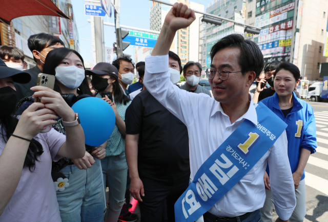 더불어민주당 김동연 경기도지사 후보가 6.1 지방선거를 하루 앞둔 지난달 31일 경기도 부천 역곡남부역사거리를 방문, 시민들과 인사하고 있다. 연합뉴스