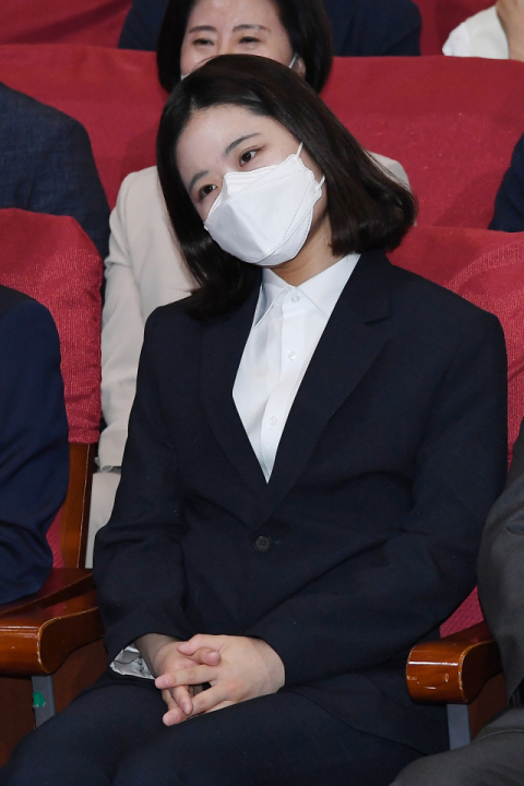 더불어민주당 박지현 공동상임선대위원장이 1일 저녁 서울 여의도 국회의원회관에 마련된 더불어민주당 개표상황실에서 출구조사 결과발표 방송을 지켜보고 있다. 연합뉴스