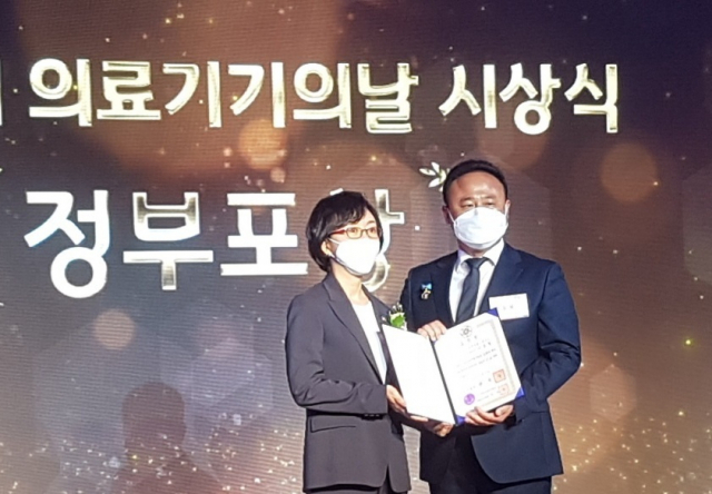 이승묵 (주)메디칼스탠다드 대표이사(오른쪽)가 지난달 27일 식품의약품안전처가 주최한 