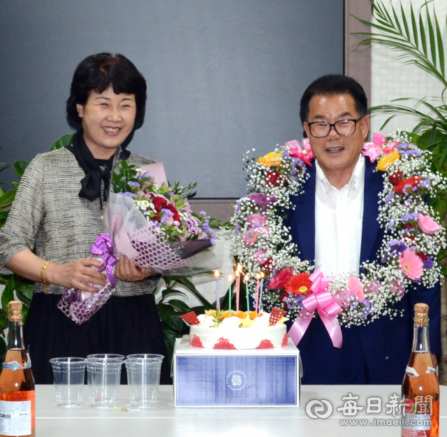 배한철(오른쪽) 국민의힘 경북도의원 당선인이 내리 4선 연임에 성공한 후 부인 정춘라 씨와 함께 지지자들로부터 축하를 받고 있다. 배 후보 선거사무소 제공