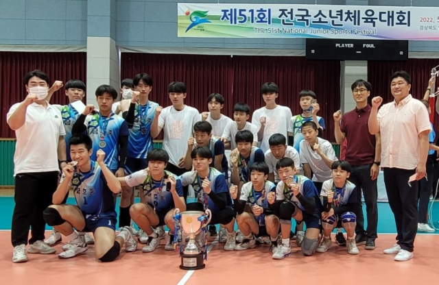 제51회 전국소년체육대회에서 사상 처음으로 결승전에 올라 은메달을 획득한 영천 금호중 배구부 선수들. 영천교육지원청 제공