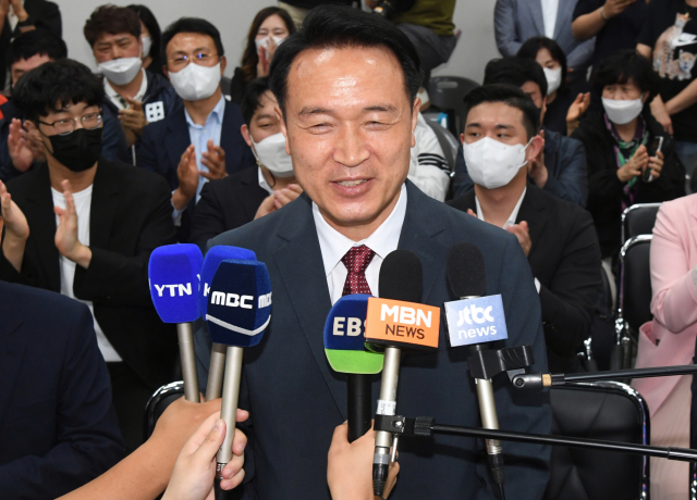 경기도교육감 선거에서 당선이 유력시되는 임태희 후보가 2일 오전 경기도 수원시 영통구 선거사무소에서서 인터뷰하고 있다. 연합뉴스