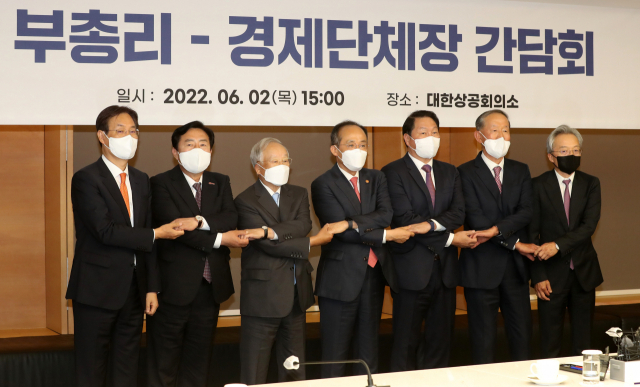 추경호 부총리 겸 기획재정부 장관이 2일 오후 서울 중구 대한상공회의소에서 열린 부총리-경제단체장 간담회에 참석해 기념촬영을 하고 있다. 왼쪽부터 이관섭 한국무역협회 부회장, 김기문 중기중앙회장, 손경식 경총 회장, 추 부총리, 최태원 대한상의 회장, 허창수 전경련 회장, 최진식 한국중견기업연합회장. 연합뉴스