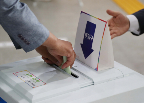 8회 전국동시지방선거와 국회의원 재·보궐선거가 함께 치러진 1일 오전 대구 수성구 두산동 제2투표소에서 시민들이 투표하고 있다. 연합뉴스